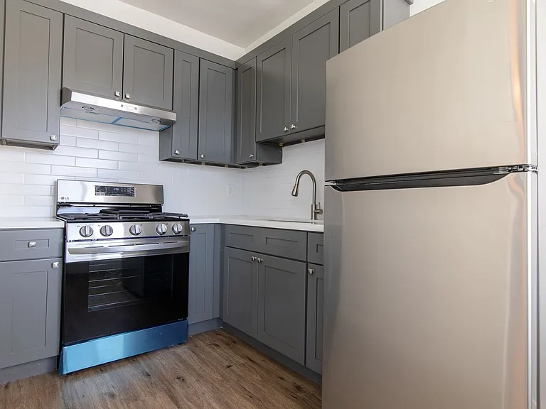 Charming Apartment with Urban Convenience — Photo 14