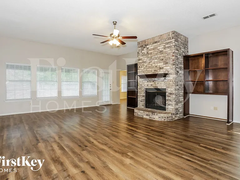 714 Windridge Ln — Photo 3