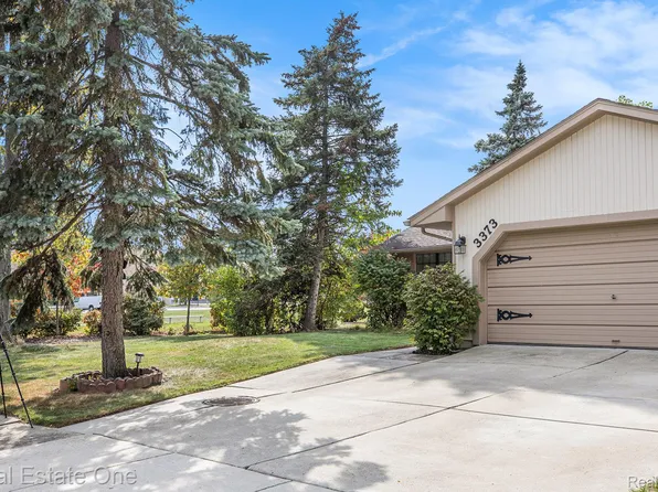 3373 Auburn Dr, Troy, MI 48083