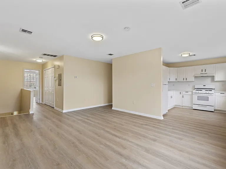 16 Manning Ave #2 — Photo 9