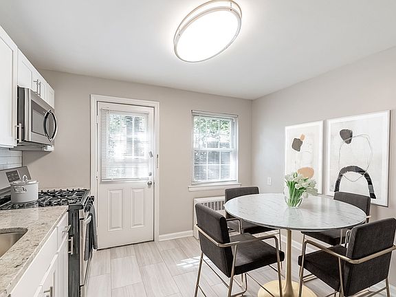 5th image of 10-104 Van Ness Ct #16
