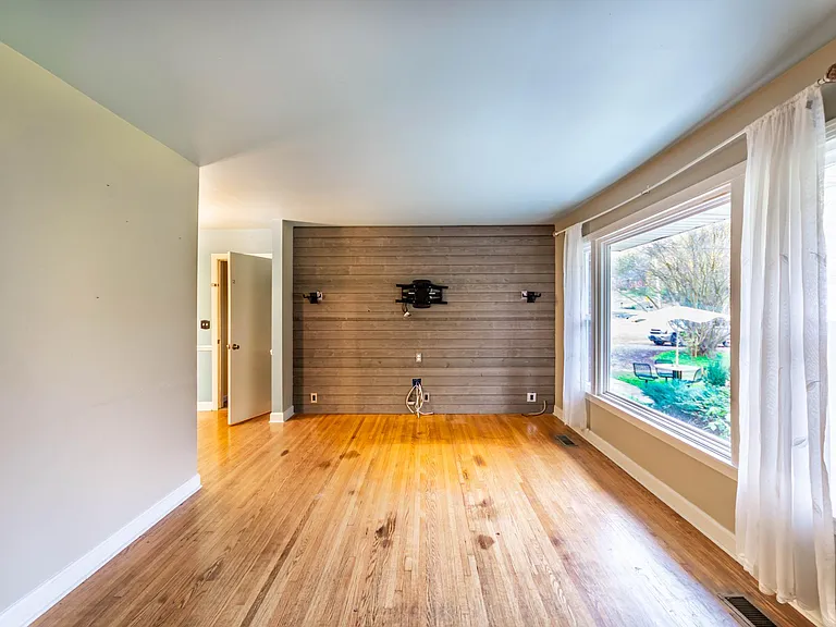 910 Preston Dr — Photo 2