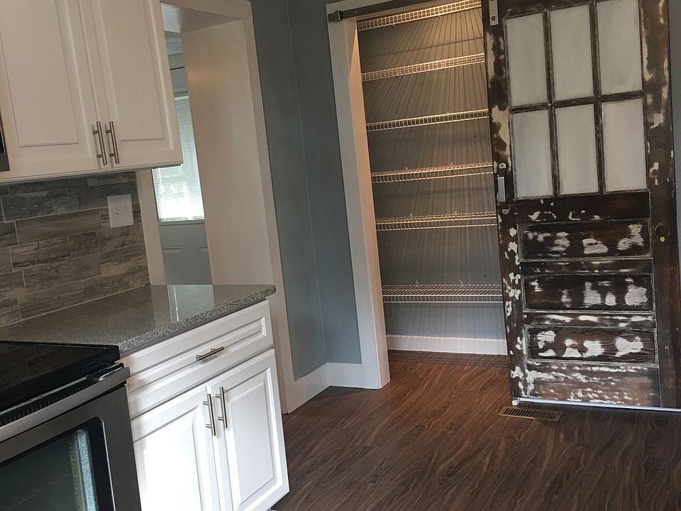 Kitchen pantry w barn door