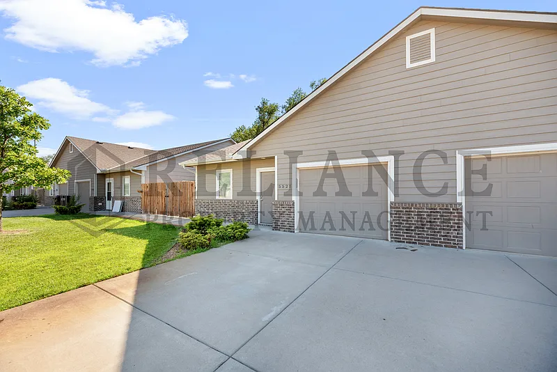 3 bed, 2.0 bath, 1173 sqft, $1,345 — Photo 2