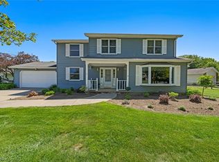 32867 N Roundhead Dr, Solon, OH 44139