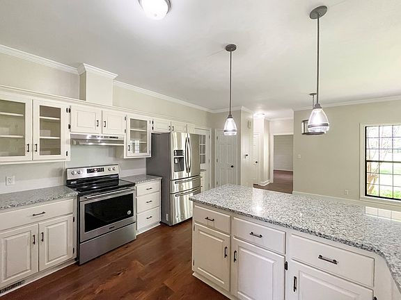 3rd image of 111 Goldenwood Dr