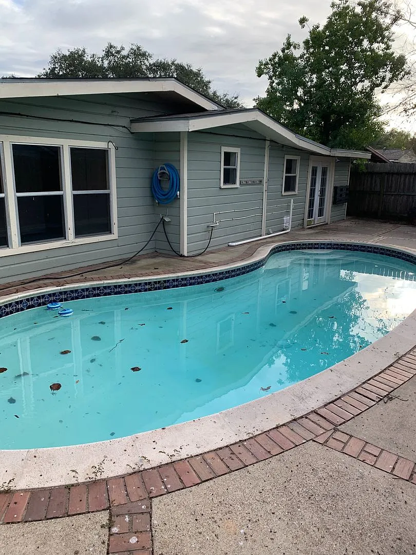 Lovely ranch style property with an inground pool — Photo 2