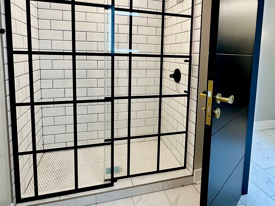 1st image of 221 S Ludlow St #402