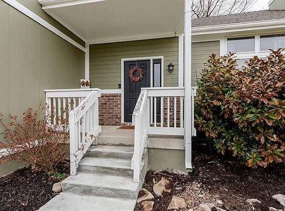 2nd image of 101 NW Cody Dr