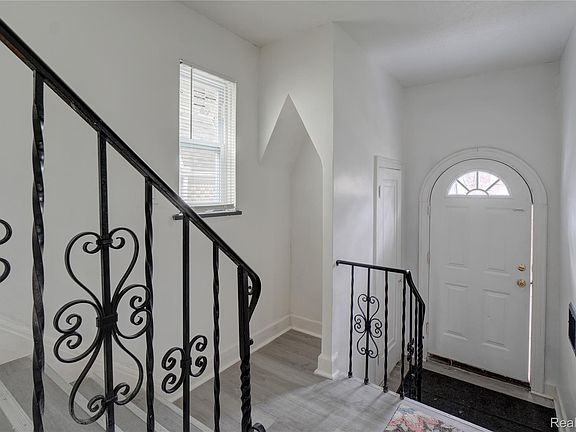 4th image of 11810 Riad St