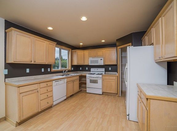 4th image of 6621 49th Pl NE