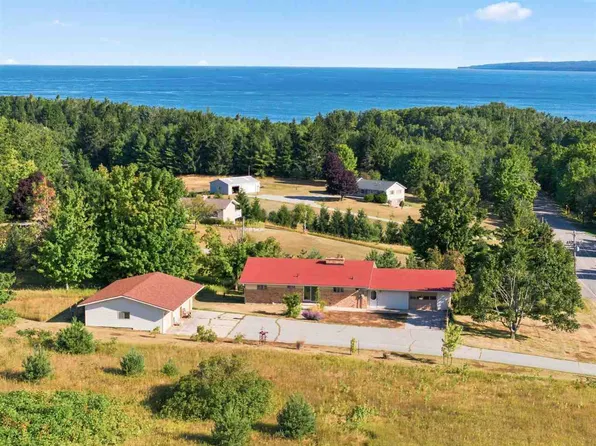 10617 Murray Rd, Charlevoix, MI 49720