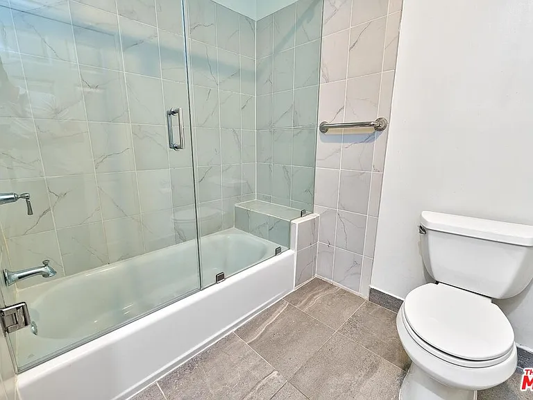 1120 S Plymouth Blvd — Photo 23