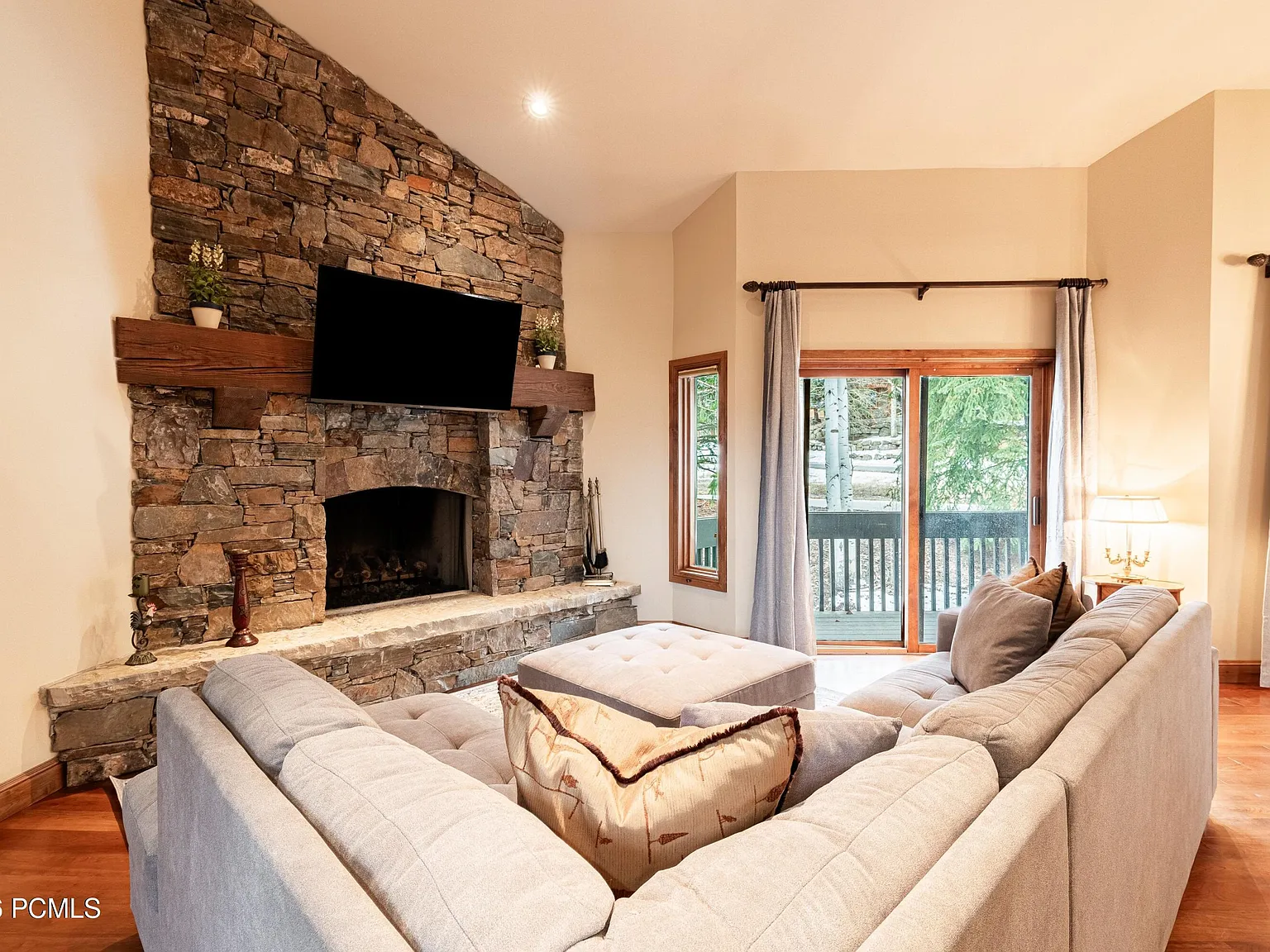 3 bed, 2570 sqft, $8,000 — Photo 2