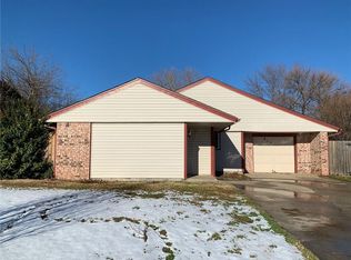 813 SE 14th St, Moore, OK 73160