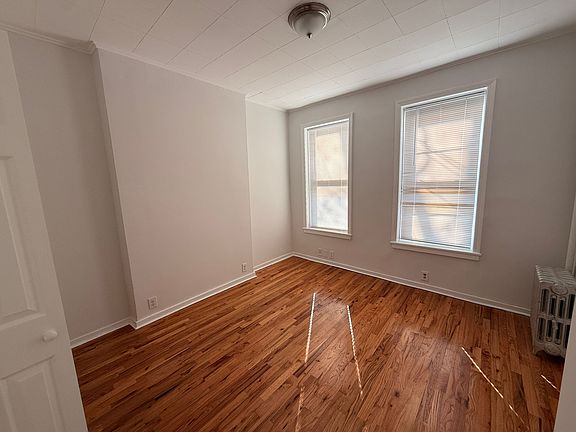 3rd image of 400 Woodlawn Ave #1E