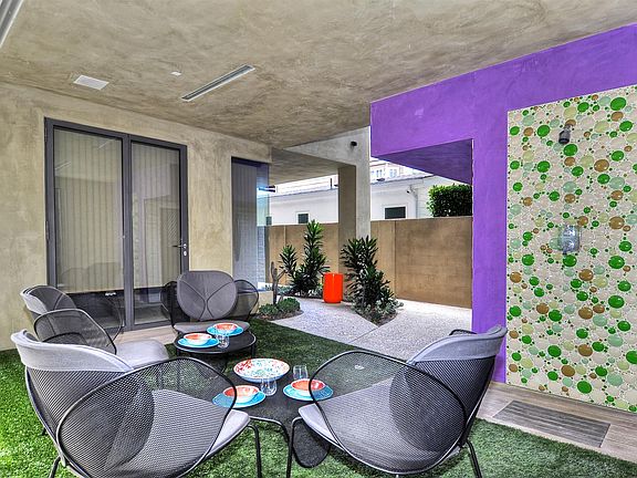 Entry court ( pet friendly )