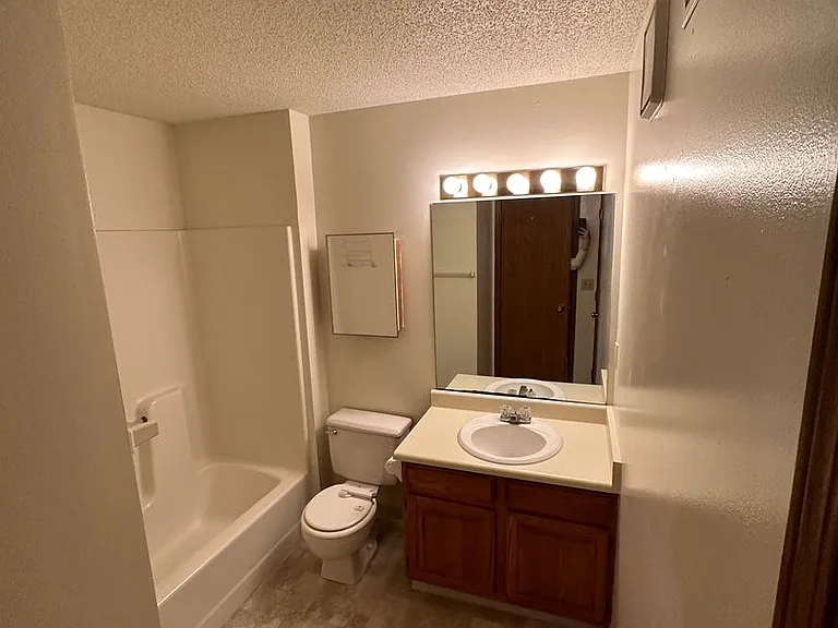 36 Plex - Village Green Apartments — Photo 15
