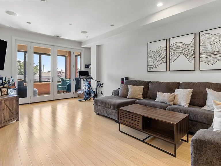 152 Old Colony Ave #10 — Photo 2