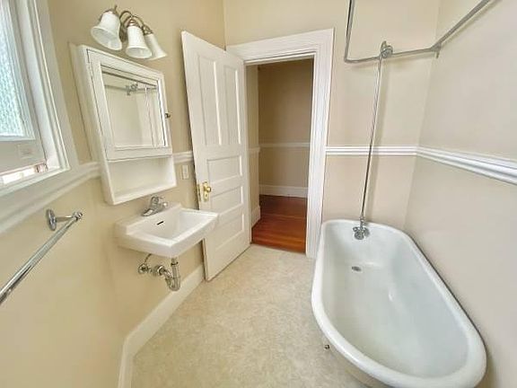 3rd image of 512 Frederick St APT 12