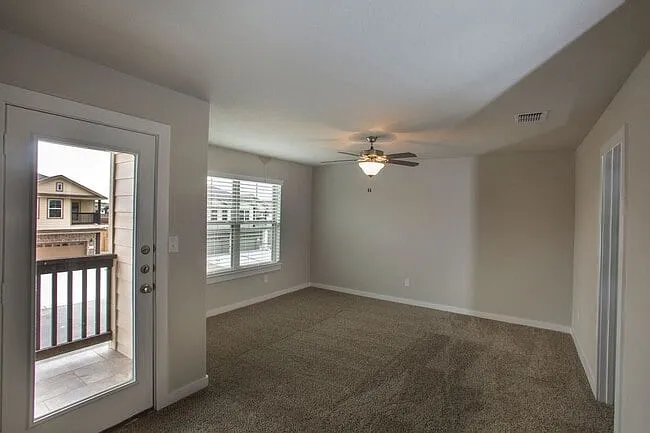 136 Lakeview Ct — Photo 13