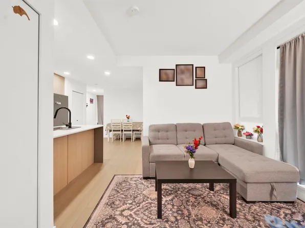 13439 94a Ave #205, Surrey, BC V3V 0G9