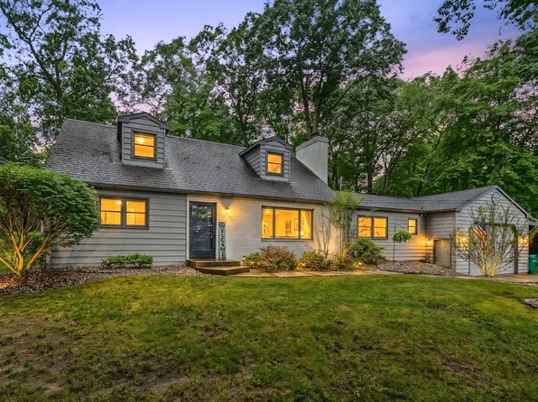 726 Lakeview Dr, Portage, MI 49002