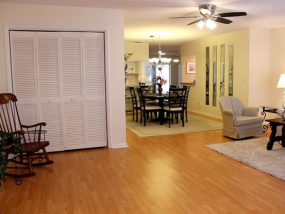 5th image of 301 Faircross Cir