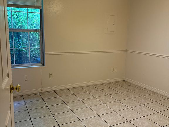 4th image of 915 Saratoga St