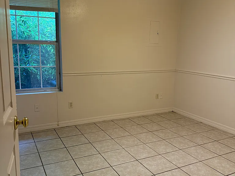 915 Saratoga St — Photo 4