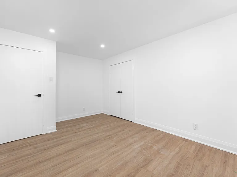 44 Charles St W — Photo 59
