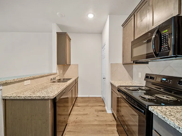 403 E Avenue G — Photo 11