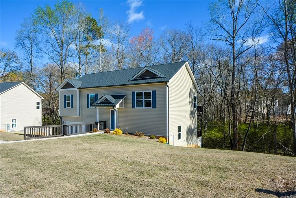 5 bed, 3.0 bath, 2128 sqft, $2,400 — Photo 2