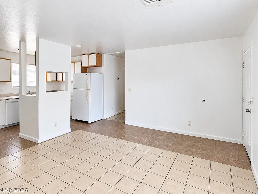 2 bed, 2.0 bath, 3936 sqft, $1,250 — Photo 2