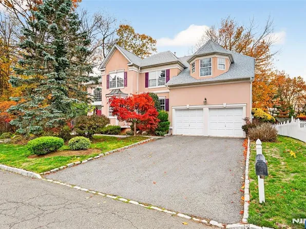 12 Robyn Ct, Emerson, NJ 07630