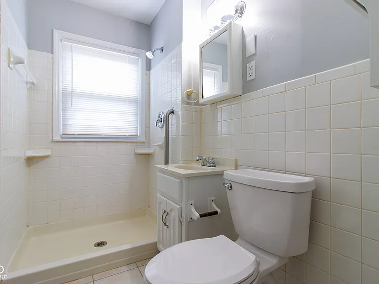 4430 N Longworth Ave — Photo 15