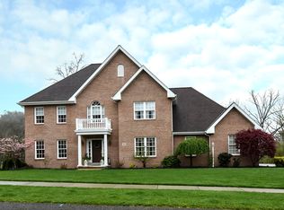 1863 Madison Dr, Coraopolis, PA 15108