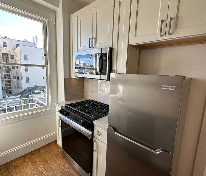 Broadway Crown Towers Apartments — Photo 9