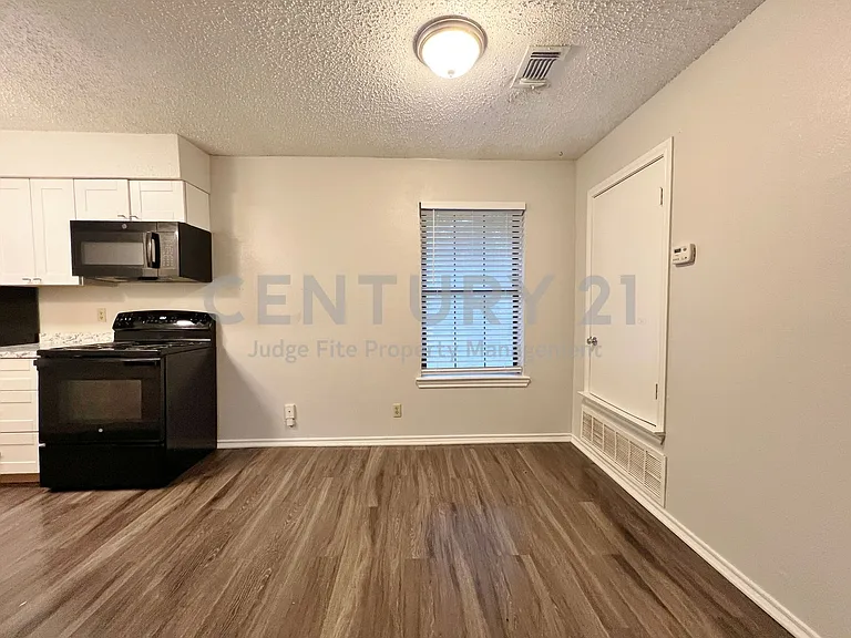 1108 N Elm St #10 — Photo 14