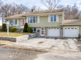 5 Vincenzo Dr, West Warwick, RI 02893