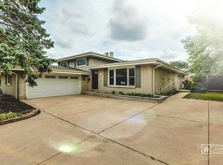 9001 Shady Dr, Hickory Hills, IL