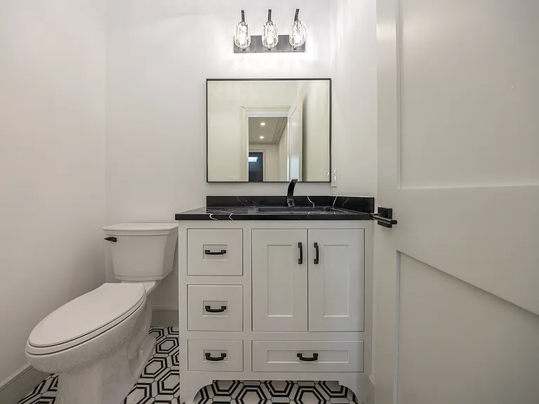 1 Victoria Ln — Photo 5