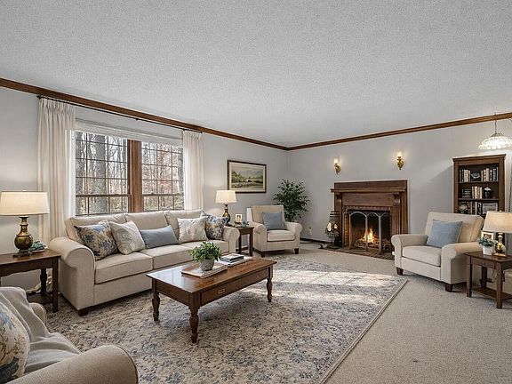 3rd image of 415 Jericho Rd