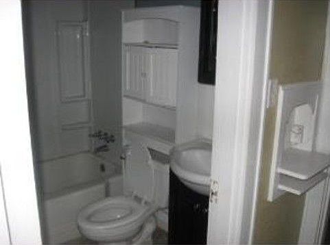 5th image of 2420 Broadway Dr