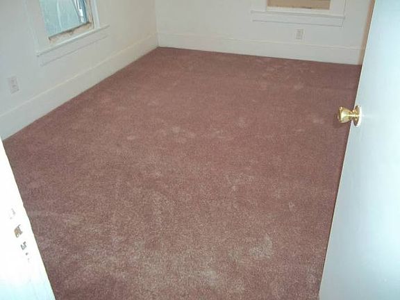 Huge bedroom w/New Carpet