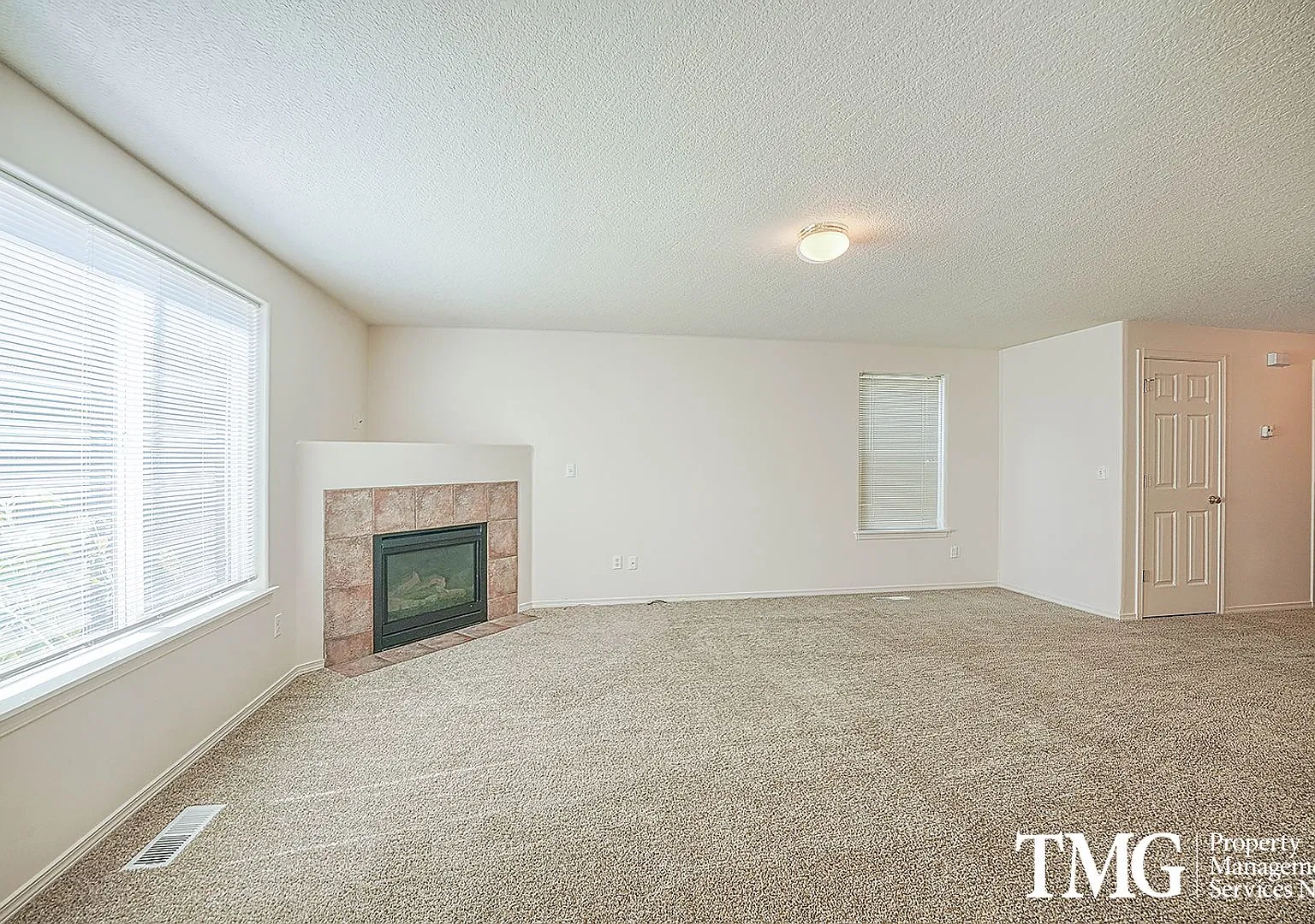 Large Beautiful 4 Bedroom Home w/ Loft & Upstairs Laundry Room! — Photo 3