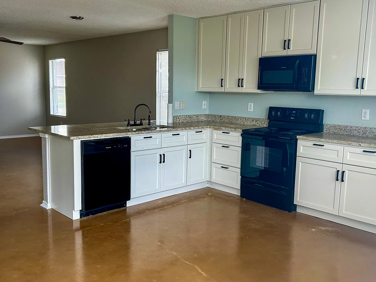 3 bed, 1640 sqft, $2,300 — Photo 2