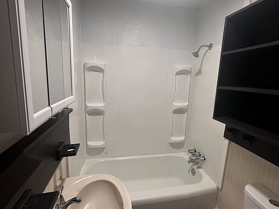 5th image of 221 Atwater St