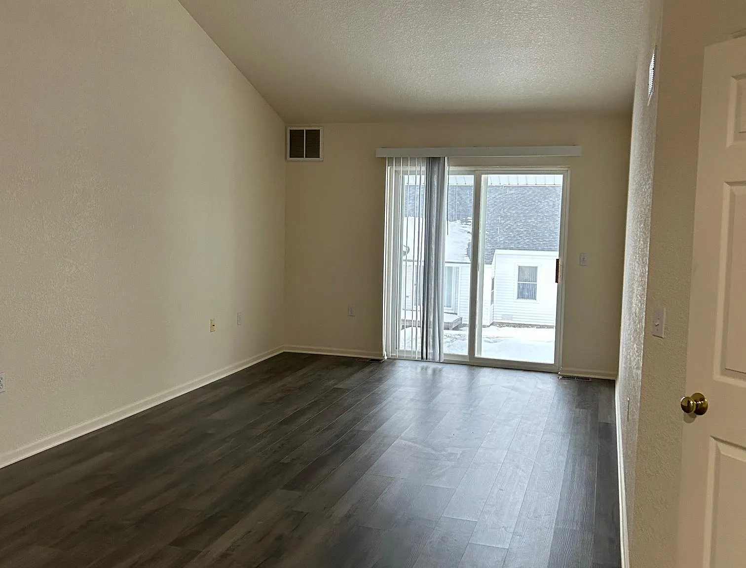 2 bed, 1100 sqft, $2,200 — Photo 2
