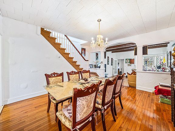 2nd image of 3615 Avenue